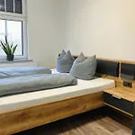 Aur Place Hell&Zentral X Arbeitsplatz Kingsize Bett Kaffee Wlan & Netflix - Perfekt Fuer Business & Paare